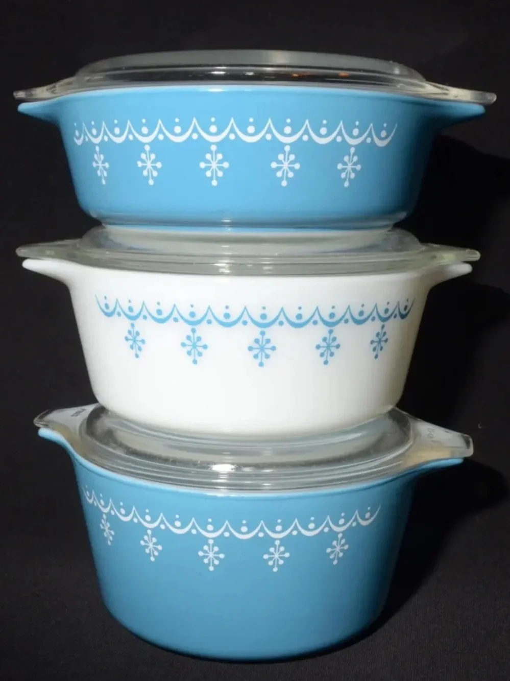EUC PYREX Snowflake Garland Set of 3 with lids included.